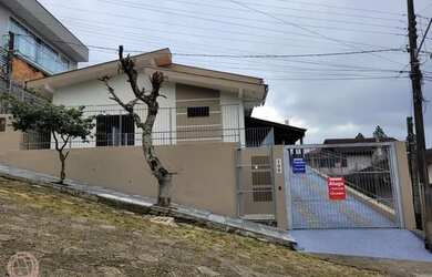 Imagem: A casa possui 5 Dormitórios, 4 Banheiros, 3 Vagas na garagem