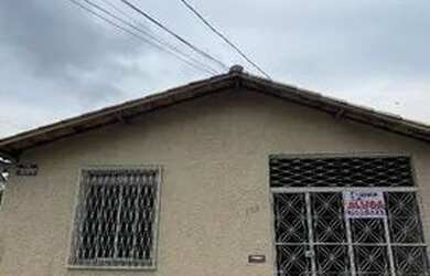 Imagem: A casa possui 3 Dormitórios, 1 Banheiro, 1 Vaga na garagem