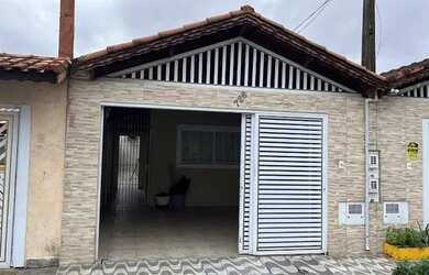 Imagem: A casa possui 2 Dormitórios, 2 Banheiros, 2 Vagas na garagem