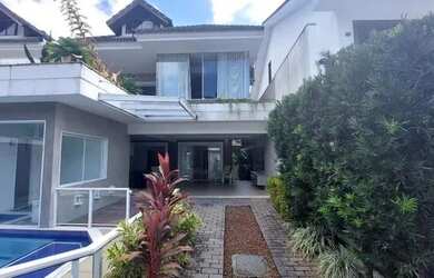 Imagem: A casa em condomínio possui 4 Dormitórios, 5 Banheiros, 3