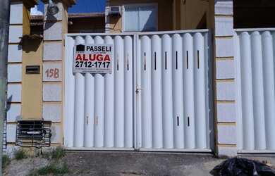 Imagem: A casa possui 2 Dormitórios, 1 Banheiro, 1 Vaga na garagem