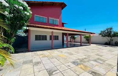 Imagem: A casa possui 4 Dormitórios, 5 Banheiros, 5 Vagas na garagem