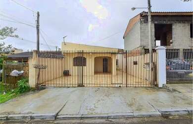 Imagem: A casa possui 2 Dormitórios, 1 Banheiro, 2 Vagas na garagem