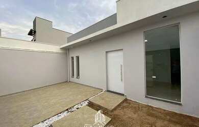 Imagem: A casa possui 3 Dormitórios, 3 Banheiros, 2 Vagas na garagem