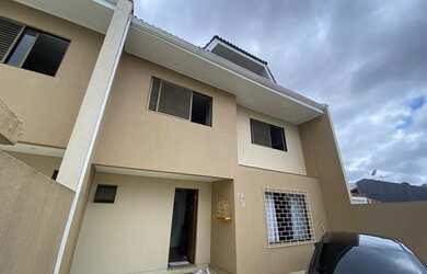 Imagem: A casa possui 4 Dormitórios, 3 Banheiros, 2 Vagas na garagem