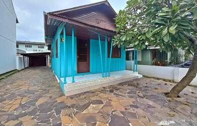 Imagem: A casa possui 2 Dormitórios, 1 Banheiro, 3 Vagas na garagem