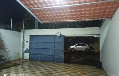 Imagem: A casa possui 3 Dormitórios, 2 Banheiros, 2 Vagas na garagem