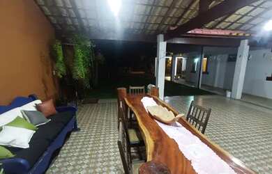 Imagem: A casa possui 4 Dormitórios, 4 Banheiros, 5 Vagas na garagem