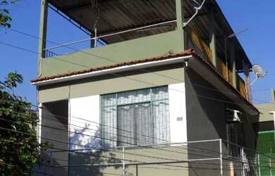 Imagem: A casa possui 3 Dormitórios, 2 Banheiros, 1 Vaga na garagem