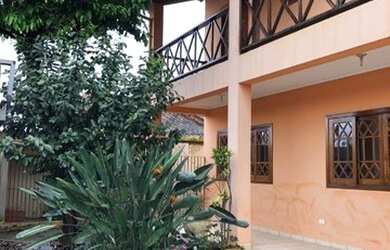 Imagem: A casa possui 4 Dormitórios, 2 Banheiros, 3 Vagas na garagem