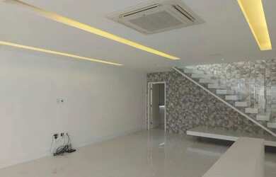 Imagem: A casa possui 4 Dormitórios, 5 Banheiros, 3 Vagas na garagem