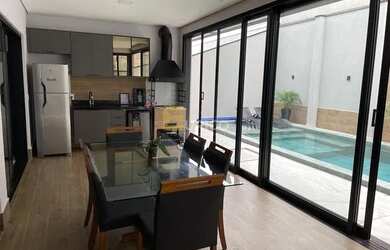 Imagem: A casa em condomínio possui 4 Dormitórios, 5 Banheiros, 4