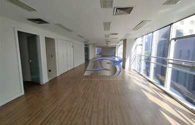 Imagem: O depósito para alugar possui 5 Vagas na garagem e 330m² de