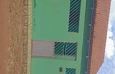 Imagem: A casa possui 2 Dormitórios, 2 Banheiros e 4 Vagas na garagem