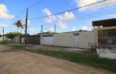 Imagem: A casa possui 2 Dormitórios, 2 Banheiros, 2 Vagas na garagem