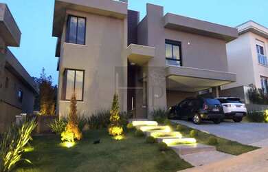 Imagem: A casa em condomínio possui 4 Dormitórios, 5 Banheiros, 4