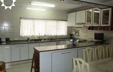 Imagem: A casa possui 3 Dormitórios, 3 Banheiros, 230m² de Área e