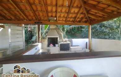 Imagem: A casa possui 3 Dormitórios, 2 Banheiros, 5 Vagas na garagem