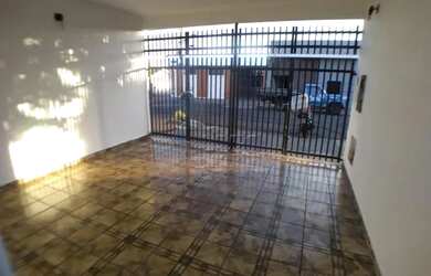 Imagem: A casa possui 2 Dormitórios, 2 Banheiros, 2 Vagas na garagem