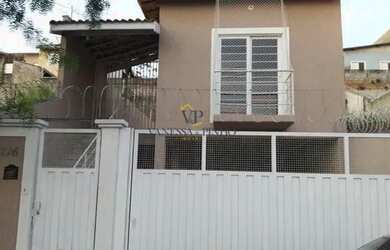 Imagem: A casa possui 3 Dormitórios, 1 Banheiro, 3 Vagas na garagem