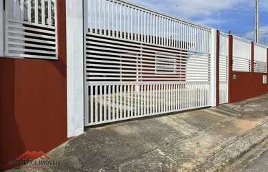 Imagem: A casa possui 3 Dormitórios, 2 Banheiros, 5 Vagas na garagem