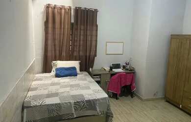 Imagem: A casa possui 1 Dormitório, 1 Banheiro, 1 Vaga na garagem e