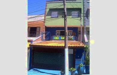 Imagem: A casa possui 4 Dormitórios, 3 Banheiros, 4 Vagas na garagem