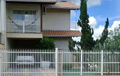 Imagem: A casa possui 3 Dormitórios, 3 Banheiros, 2 Vagas na garagem