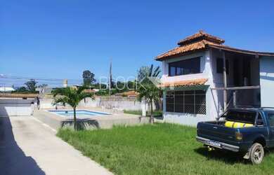 Imagem: A casa possui 4 Dormitórios, 1 Banheiro, 5 Vagas na garagem