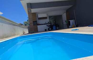 Imagem: A casa possui 3 Dormitórios, Acomodam 10 pessoas, 5 Vagas na