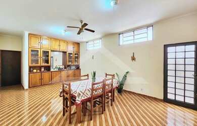 Imagem: A casa possui 3 Dormitórios, 4 Banheiros, 5 Vagas na garagem