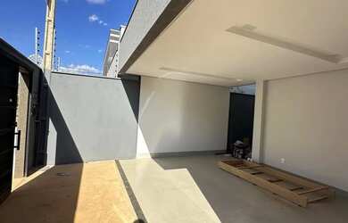 Imagem: A casa possui 3 Dormitórios, 2 Banheiros, 2 Vagas na garagem