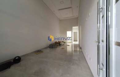 Imagem: A casa possui 3 Dormitórios, 2 Banheiros, 2 Vagas na garagem