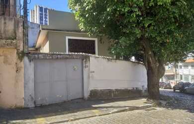 Imagem: A casa possui 5 Dormitórios, 4 Banheiros, 3 Vagas na garagem