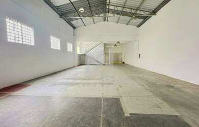 Imagem: O depósito possui 4 Vagas na garagem, 311m² de Área e está