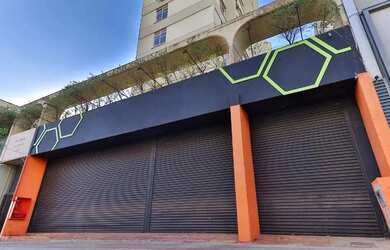 Imagem: O apartamento possui 5 Vagas na garagem, 2.427m² de Área e