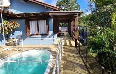 Imagem: A casa possui 3 Dormitórios, 2 Banheiros, 2 Vagas na garagem