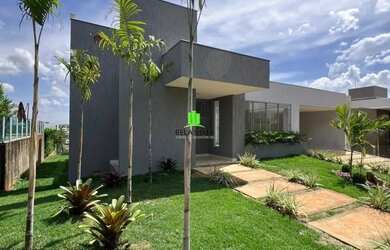 Imagem: A casa em condomínio possui 4 Dormitórios, 3 Banheiros, 4