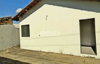 Imagem: A casa possui 2 Dormitórios, 1 Banheiro, 2 Vagas na garagem