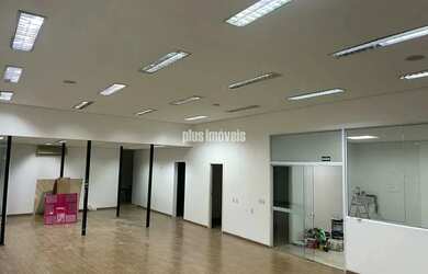 Imagem: O depósito possui 5 Vagas na garagem, 320m² de Área e está