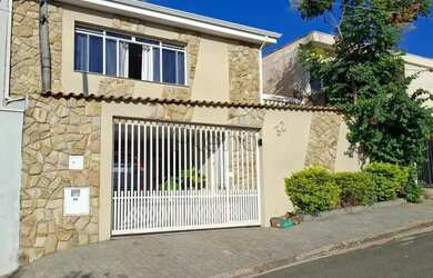 Imagem: A casa possui 3 Dormitórios, 1 Banheiro, 4 Vagas na garagem