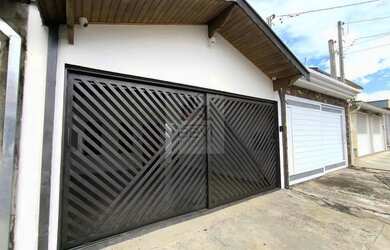 Imagem: A casa possui 2 Dormitórios, 2 Banheiros, 2 Vagas na garagem