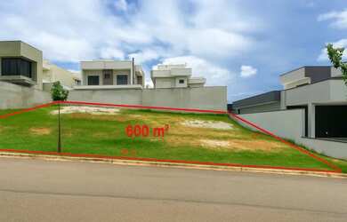 Imagem: O terreno à venda possui 600m² de Área e está localizado