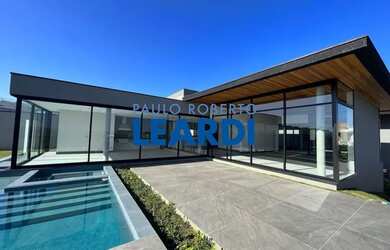 Imagem: A casa em condomínio possui 4 Dormitórios, 5 Banheiros, 4