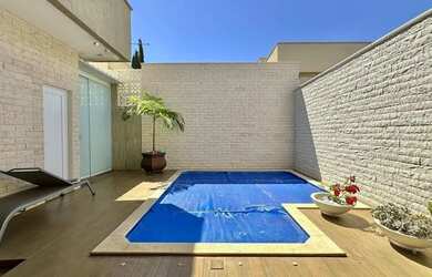 Imagem: A casa em condomínio possui 3 Dormitórios, 3 Banheiros, 2