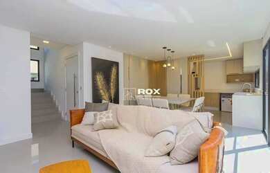 Imagem: A casa possui 3 Dormitórios, 4 Banheiros, 2 Vagas na garagem