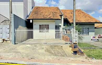 Imagem: A casa possui 3 Dormitórios, 2 Banheiros, 1 Vaga na garagem