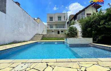 Imagem: A casa possui 4 Dormitórios, 5 Banheiros, 4 Vagas na garagem