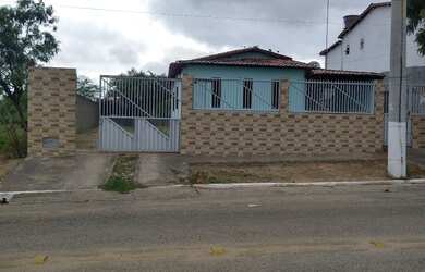 Imagem: A casa possui 4 Dormitórios, 2 Banheiros, 5 Vagas na garagem