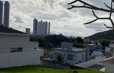 Imagem: O terreno possui 450m² de Área e está localizado em Barra